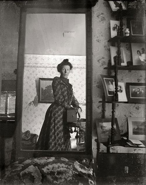 Güzgüdə ilk avtoportret. Qadın və onun Kodak'ı, 1900-cü il