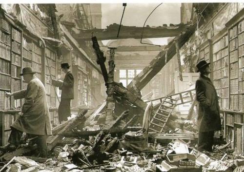 Bombardmandan sonra kitabxana, London, 1940-cı il