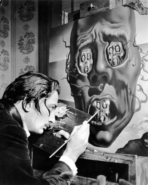 Salvador Dali "Müharibənin üzü"nü çəkir. 1940-cı il