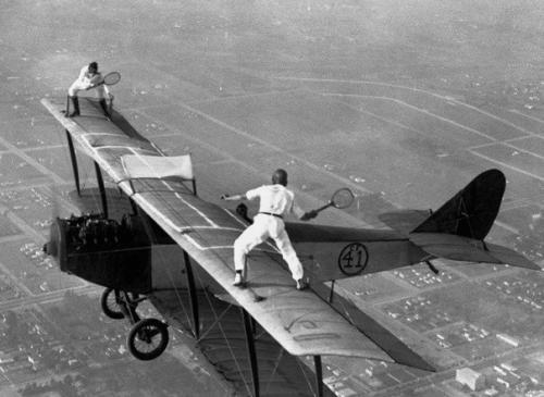 Təyyarənin qanadlarında tennis matçı, 1925-ci il