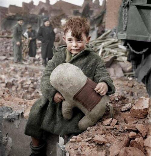 Evsiz oğlan oyuncağı ilə birlikdə, 1945-ci il