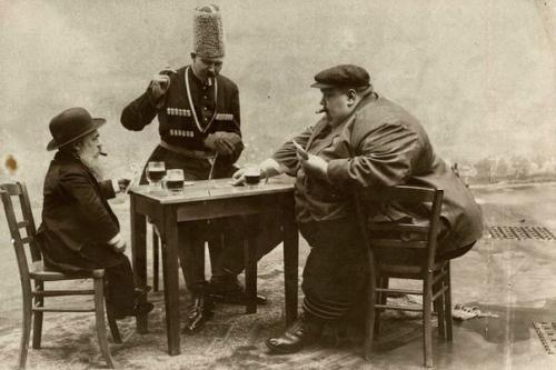 Avropanın ən hündür, kök və kiçik insanı kart oynayırlar, 1913-cü il
