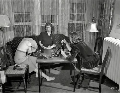 Xanımlar Coca-Cola içirlər və uduzanın soyunması ilə nəticələnən kart oyunu oynayırlar, Detroyt, 1941-ci il