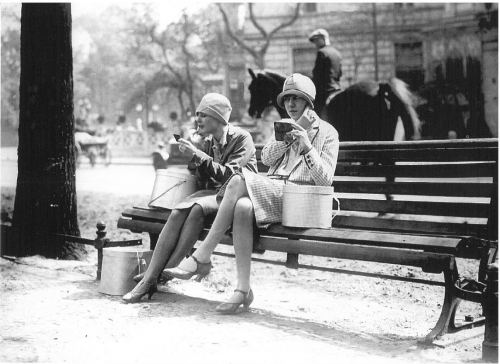 Paris sakinləri parkda, 1930-cu il