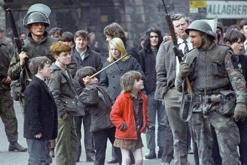 Uşaqlar Britaniya əsgərlərinə sataşırlar, İrlandiya, 1972-ci il