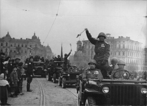 Kiyevdə qələbə paradında avtomobil qatarı, 1945-ci il