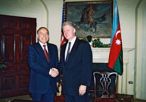 Azərbaycan prezidenti Heydər Əliyev və ABŞ prezidenti Bill Klinton. Vaşinqton, Ağ Ev, 1 avqust 1997-ci il