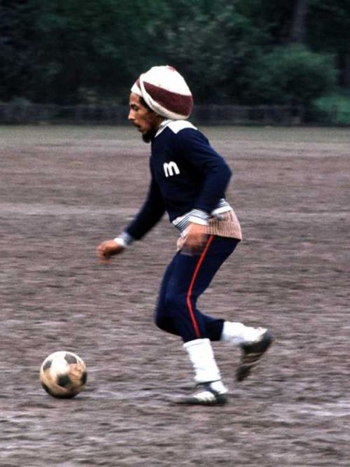 Bob Marli futbol oynayır. ABŞ, 1970-ci illər