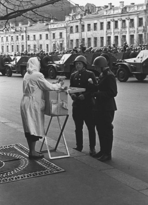 Əsgərlər 1 may paradı zamanı dondurma alırlar. Moskva, 1950-ci il