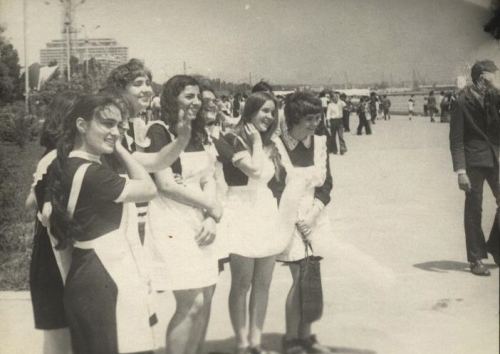 47 nömrəli məktəbin məzunları Bulvarda, Bakı. 1975-ci il