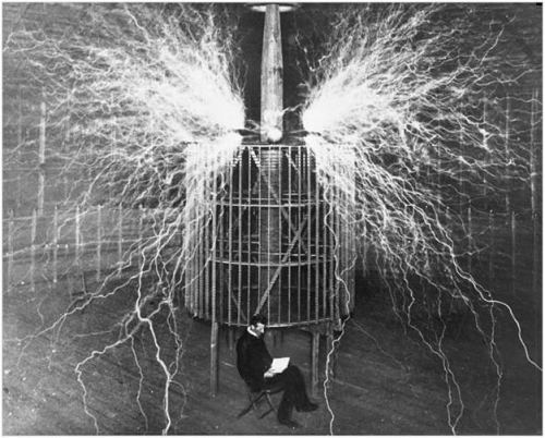Nikola Tesla öz laboratoriyasında, 1899-cu il