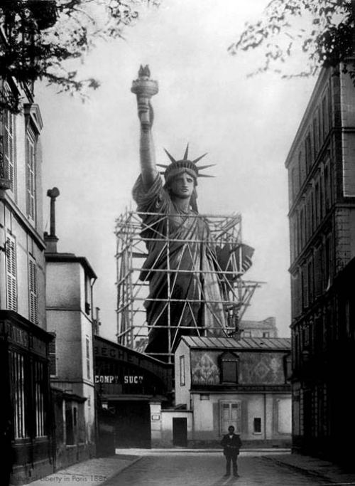 Azadlıq heykəli Nyu-Yorka göndərilməmişdən öncə Parisdə. 1886-cı il