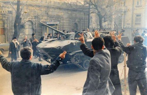 İnsanlar sovet tanklarının qarşısında etiraz edirlər. 20 yanvar hadisələri zamanı çəkilmiş şəkil