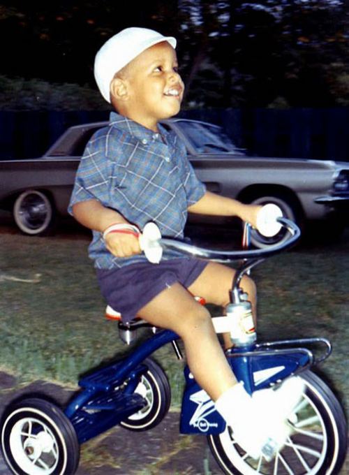 Barak Obama üçtəkərli velosipedində, 1965-ci il