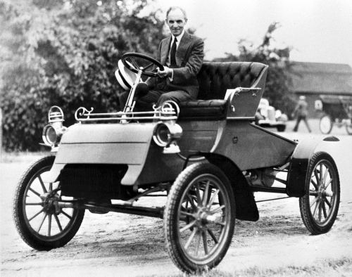 Henri Ford ilk avtomobilini göstərir, 23 iyul 1903-cü il