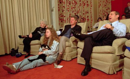 Bill Klinton Ağ evdə dostları ilə birlikdə Amerika futboluna baxır. 1993-cü il