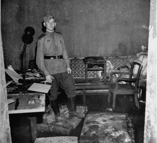 Adolf Hitlerin bunkerində sovet əsgəri, Berlin, 1945-ci il