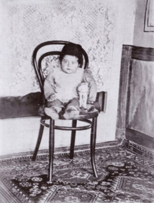 Mikayıl Müşfiq iki yaşında ikən. Bakı, 1910-cu il