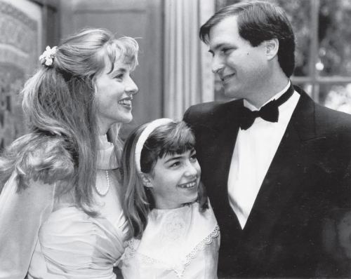 Stiv Cobsla Lauren Pauellin toyu. Yanlarındakı isə Stivin qızı Liza Cobsdur. 18 mart 1991-ci il