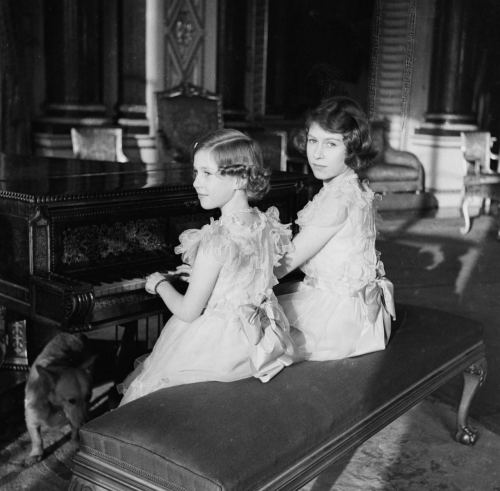 Şahzadə Elizabet və Marqaret fortepianoda ifa edirlər, 1938-ci il
