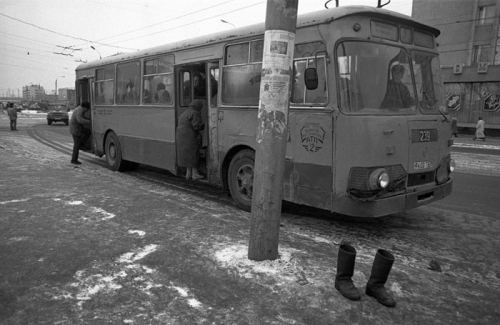 Avtobus dayanacağında. SSRİ, 1980-ci illər