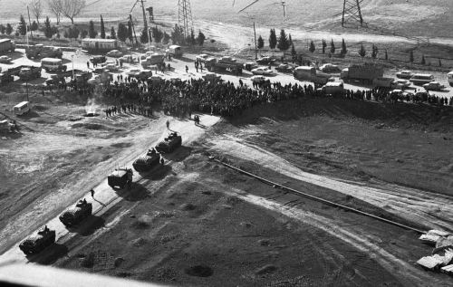 Gəncə sakinləri şəhərə girmək istəyən sovet tanklarının qarşısını kəsərkən, 22 yanvar 1990-cı il