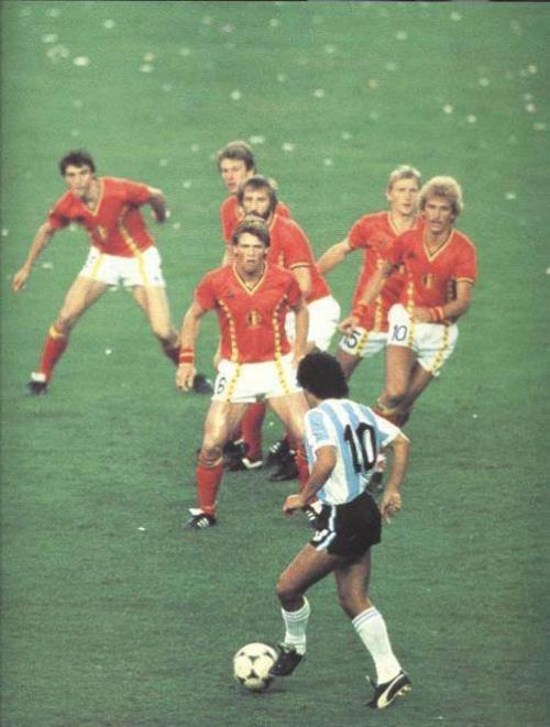 Əfsanəvi futbolçu Maradona, 6 müdafiə oyunçusuna qarşı, 1982-ci il