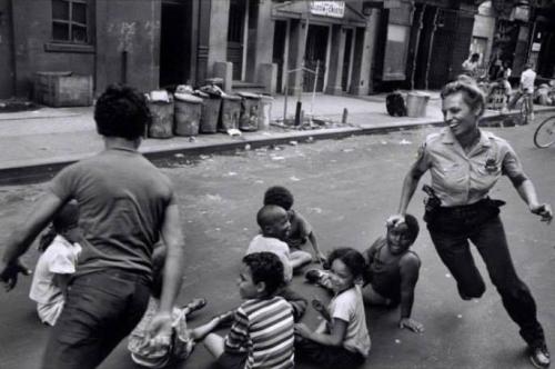 Polis zabiti uşaqlarla oynayır. Nyu-York, 1978-ci il