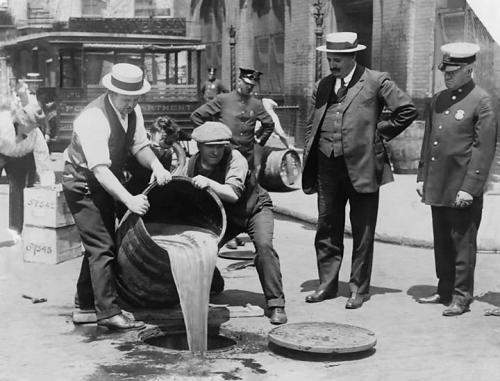Agentlər alkoqolu kanalizasiyaya tökürlər, 1921-ci il
