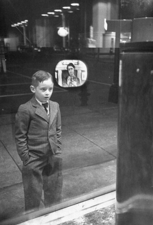 Oğlan ilk dəfə vitrində televizoru görür, 1948-ci il