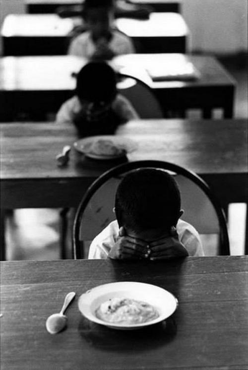 Yetimxanada yeməkdən əvvəl dua. İndoneziya, 1971-ci il
