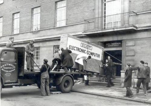 Yeni kompüterin çatdırılması, 1957-ci il