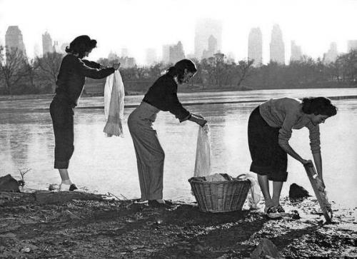 Üç gənc qadın suyun çatışmamazlığına görə Mərkəzi parkda geyimləri yuyur. Nyu-York, 1949-cu il