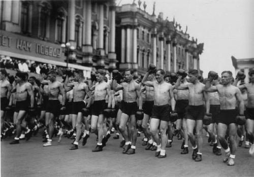 Moskvada 1 may paradında sovet boksçularının yürüyüşü. 1934-cü il