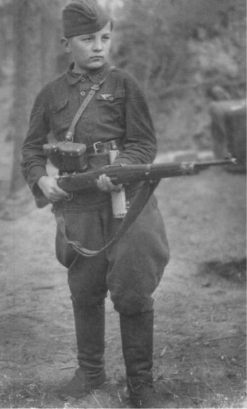 13 yaşlı kəşfiyyatçı-partizan. SSRİ, 1942-ci il