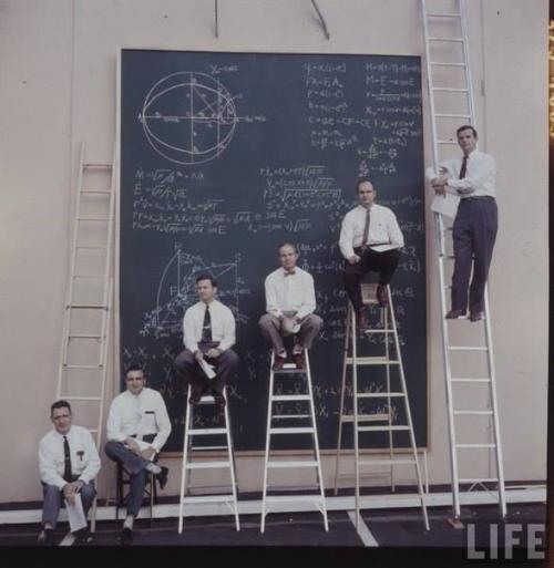 Hesablamalar lövhəsinin qarşısındakı NASA alimləri, 1960-cı il