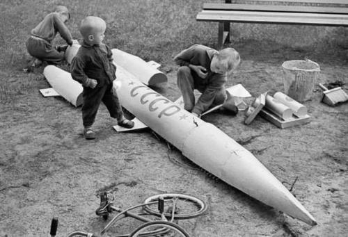 Uşaqlar evin həyətində raket maketini hazırlayırlar. SSRİ, 1962-ci il