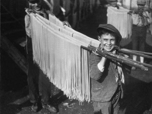 Uşaqlar Neapolda spaqetti daşıyırlar, 1929-cu il