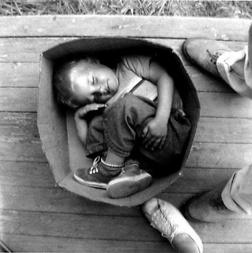 Evsiz uşaq qutuda yatır. Sietl, ABŞ, 1933-cü il