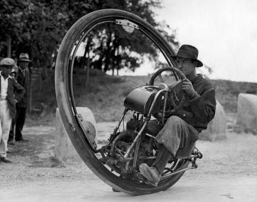 Birtəkərli motosiklet, maksimal sürət 150 km/saat. İtaliya, 1931-ci il