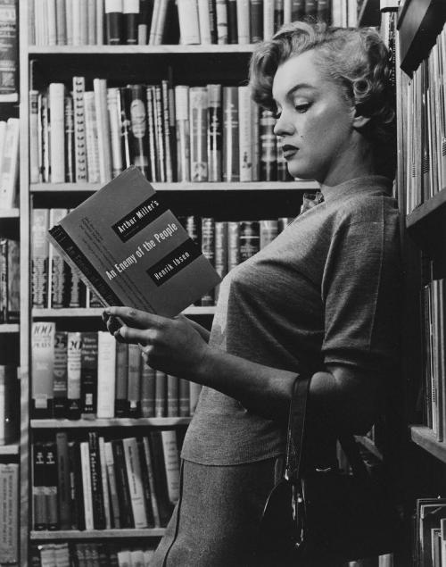 Merilin Monro şəhər kitabxanasında, 1951-ci il