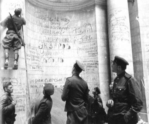 Sovet əsgərləri Reyxstaqa yazılarını yazırlar, 1945-ci il