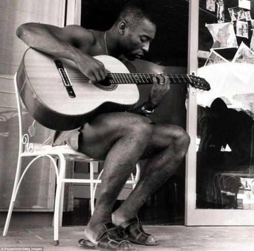Futbolçu Pele gitara ifa edir, 1970-ci il