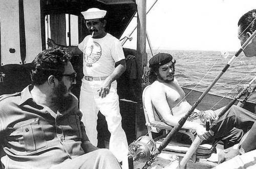 Çe Gevara və Fidel Kastro balıq tutarkən, 1960-cı il