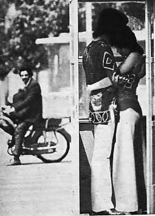 Aşiqlər telefon budkasında qucaqlaşırlar. İran, 1970-ci il