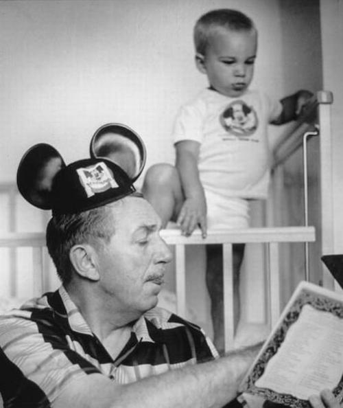 Uolt Disney öz nəvəsinə nağıl oxuyur, 1955-ci il