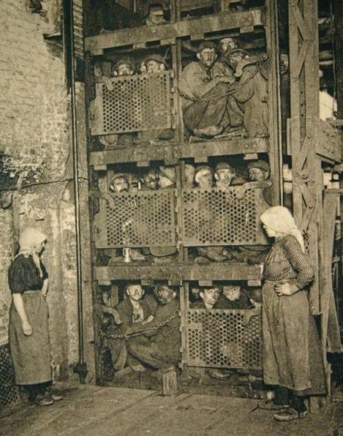 Liftdə Belçika şaxtaçıları, şaxtaya enişdən əvvəl, 1900-cü il