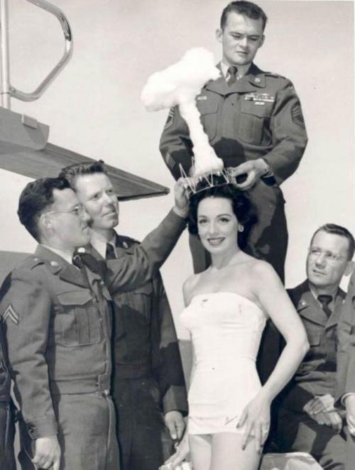 "Miss atom bombası" gözəlliyi müsabiqəsinin qalibi, 1950-ci il