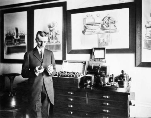 Nikola Tesla öz laboratoriyasında. Nyu-York, 1900-cü illər