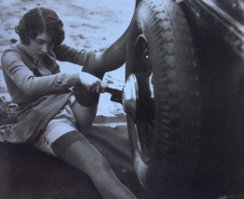 Avtomobil təmiri qadın gücü ilə, 1920-ci illər
